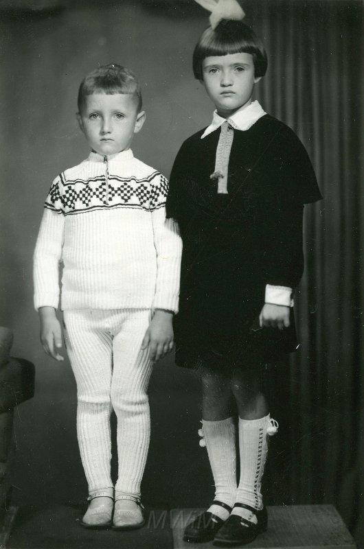 KKE 4005.jpg - Pierwszy dzień w I klasie. Alwidus i Łajmutia Pukis  - dzieci Władysław i Ireny Drutejko, 1966 r.